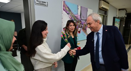 Kocagöz’den belediyenin emekçi kadınlarına karanfil  