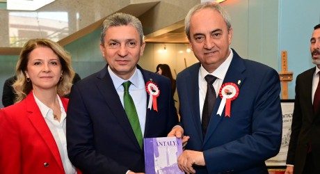 Kocagöz’den Vali Şahin’e en güzel günde en anlamlı hediye