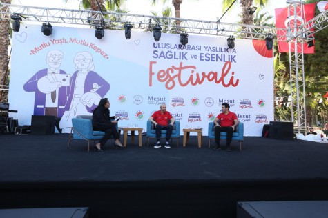 Başkan Kocagöz ve sanatçı Mert Fırat “Sanatın Yaşlılıkta İyileştirici Gücü”nü konuştu