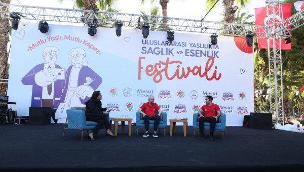 Başkan Kocagöz ve sanatçı Mert Fırat “Sanatın Yaşlılıkta İyileştirici Gücü”nü konuştu 