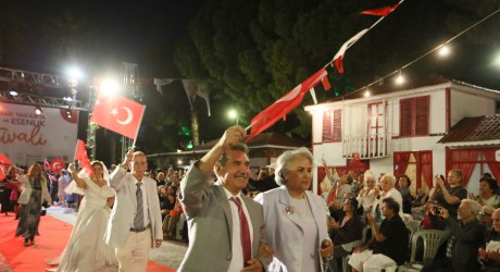 Kepez’de “Zamana Meydan Okuyan” defile