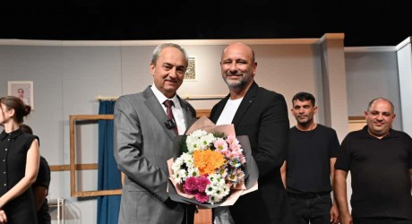 Kaç baba kaç, Kepez sahnesinde seyirciyle buluştu…