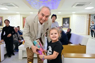 Başkan Kocagöz’ü duygulandıran minik ziyaretçi