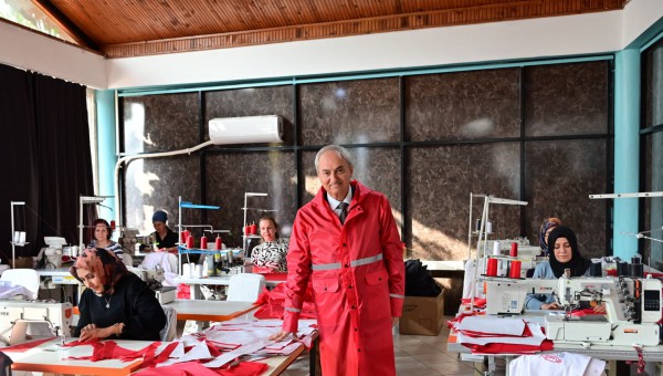 Kocagöz, kadın emeğiyle büyüyen Tekstil Atölyesi’ni ziyaret etti 