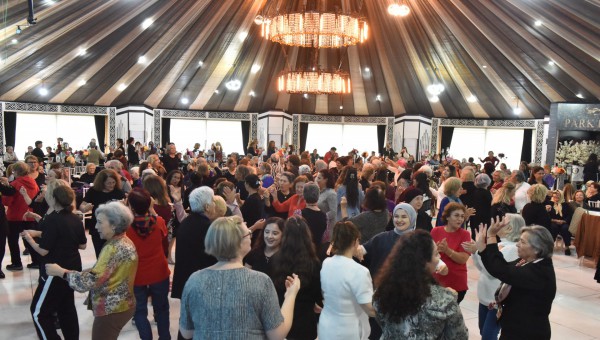 Kepez’den Tazelenme Üniversitesi öğrencilerine kadınlar matinesi 