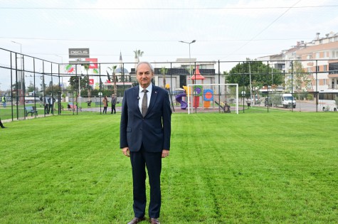 Çocuklar istedi, Başkan Kocagöz çim saha yaptı