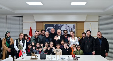 Başkan Kocagöz, görme sorunu olan öğrencilere gözlüklerini teslim etti