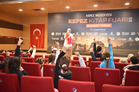 Sevimli kukla Aykız, Kepez Kitap Fuarı’nda