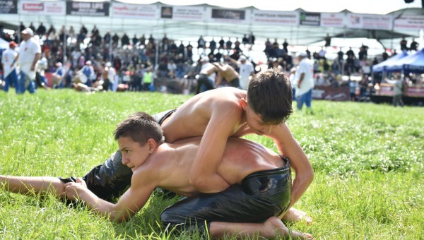 Kepez’de pehlivanlar dualı çayıra çıktı 