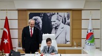 Kepez’de 23 Nisan coşkusu; Başkan Kocagöz koltuğunu 10 yaşındaki Ömer’e bıraktı
