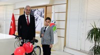 Kepez’de 23 Nisan coşkusu; Başkan Kocagöz koltuğunu 10 yaşındaki Ömer’e bıraktı