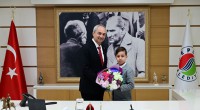 Kepez’de 23 Nisan coşkusu; Başkan Kocagöz koltuğunu 10 yaşındaki Ömer’e bıraktı