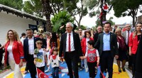Kepez’de 23 Nisan coşkusu bayram kortejiyle taçlandı; Başkan Kocagöz çocuklarla yürüdü