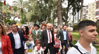 Kepez’de 23 Nisan coşkusu bayram kortejiyle taçlandı; Başkan Kocagöz çocuklarla yürüdü