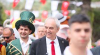 Kepez’de 23 Nisan coşkusu bayram kortejiyle taçlandı; Başkan Kocagöz çocuklarla yürüdü