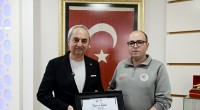 Kocagöz’den bayrağına sahip çıkan belediye personeline ödül