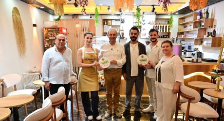 Kocagöz, ‘Temizlik Kirletmemektir’ kampanyasını Kültür Kafeler Caddesi esnafına tanıttı