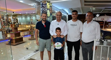 ”Temiz Kepez” İçin El Ele:  Başkan Kocagöz Şafak Esnafıyla Omuz Omuza!